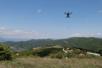 Dobrovolníci pomocí dronů zalesňují kosovské pláně