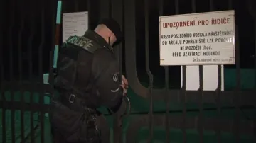 Policisté obchází hřbitovy i v noci, kdy jsou zavřené
