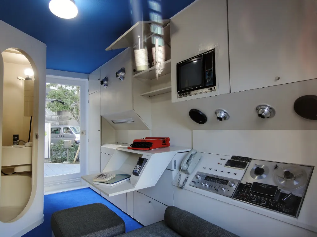 Stavba byla dokončena roku 1972. Jednotlivé obytné buňky jsou „zavěšeny“ kolem dvou betonových nosných struktur. Poskytují výhled kruhovými okny a kromě lůžka je v nich úložný prostor i kuchyňské vybavení