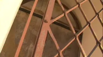 Poškozená malba v jedné z kapliček na Svatém kopečku v Mikulově