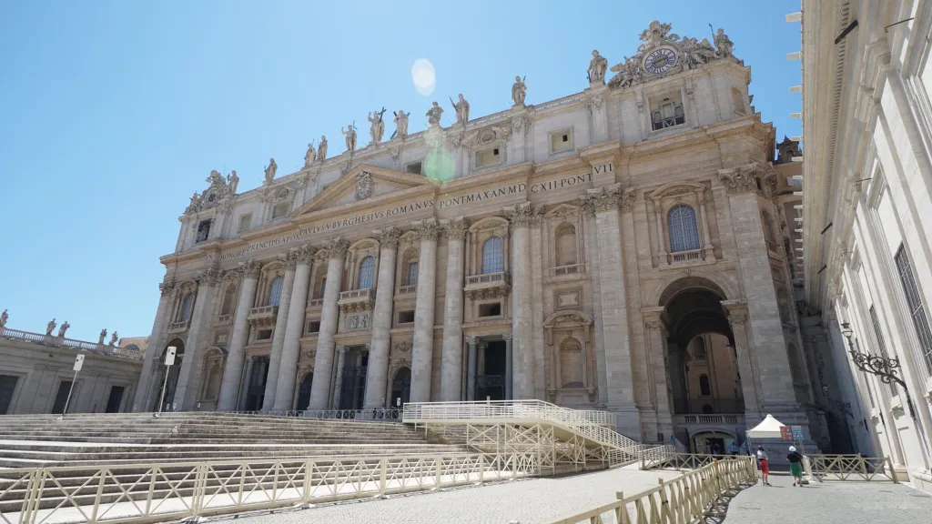 Do Vatikánu se většinou stojí i několikahodinové fronty na vstup