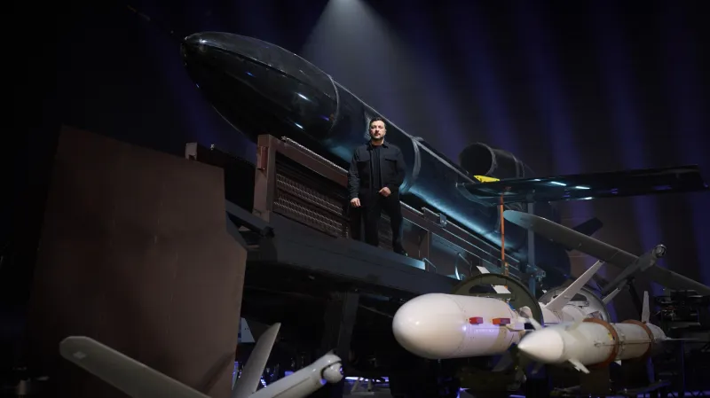 Volodymyr Zelenskyj v továrně na zbraňové systémy