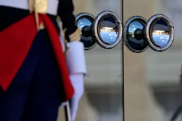 Francouzské úřady vyšetřují sebevraždy v okolí premiéra