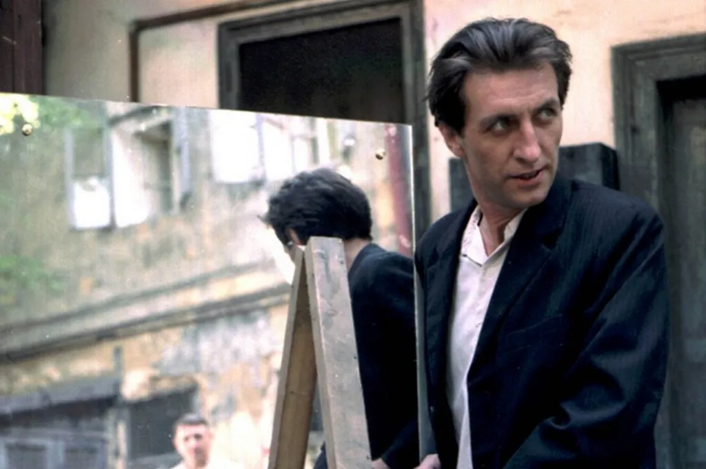 Před Bohušem byl Polívka ale ještě třeba esenbákem v nespoutaném filmu o Pražském výběru Pražákům, těm je hej (1990) nebo Něžným barbarem, tedy výtvarníkem Vladimírem Boudníkem ve filmové adaptaci Hrabalovy knihy (1989). Tuto roli prý považuje za ukázku štěstí, jaké krásné herecké úkoly dostával.