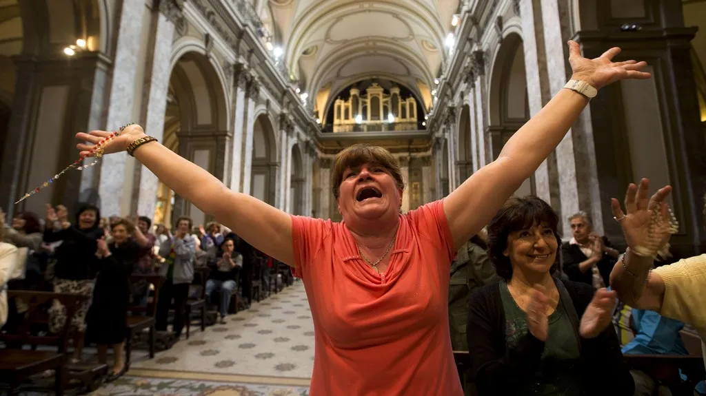 Lidé nadšeně vítali nového papeže