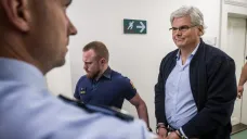 Miloslav Ludvík na cestě k soudu, který se zabýval jeho žádostí o propuštění z vazby (9. 6. 2025)