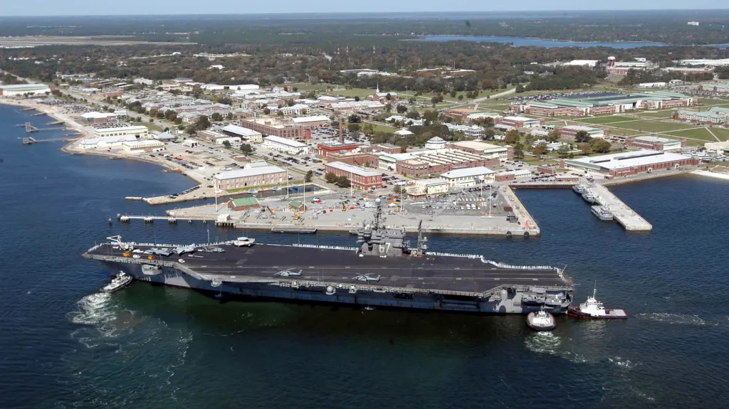 Loď John F. Kennedy před základnou Pensacola
