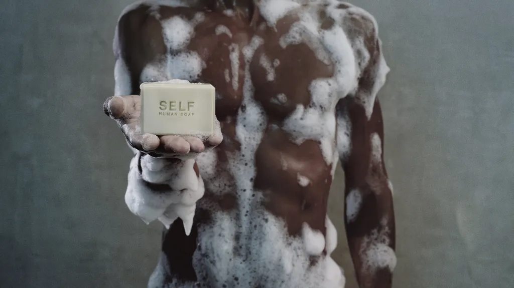 Nizozemský umělec Julian Hetzel v netradičním concept store nabízí mýdlo SELF, luxusní zboží, které se údajně vyrábí z lidského tuku získaného při liposukci.
