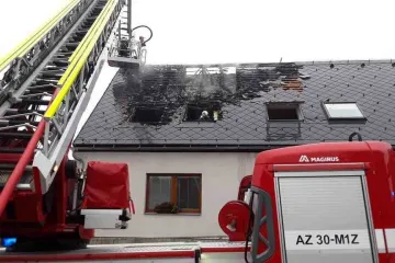 Při požáru azylového domu na Hané zemřelo dítě. Další člověk je zraněný