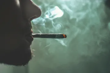 HHC zkoušet opatrně a po pětadvaceti, říká slavný český chemik. Prosazuje regulaci, u konopí legalizaci