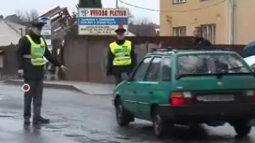 policisté kontrolují řidiče