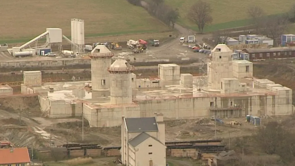 Stavba na břehu Berounky