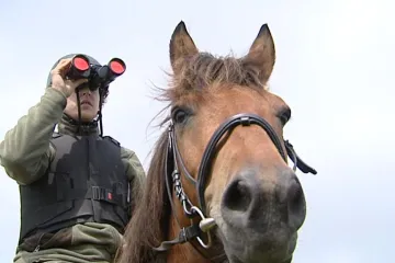 Strážci vyrazili do Krkonoš na koních