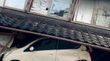 Auto pod zhrouceným domem v Japonsku
