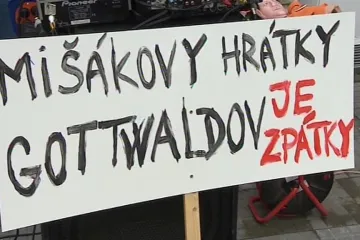 „Mišákovy hrátky, Gottwaldov je zpátky,“ volali demonstranti