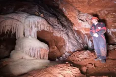 Speleologové objevili v Králově jeskyni u Tišnova prostorný dóm s obrovským krápníkem
