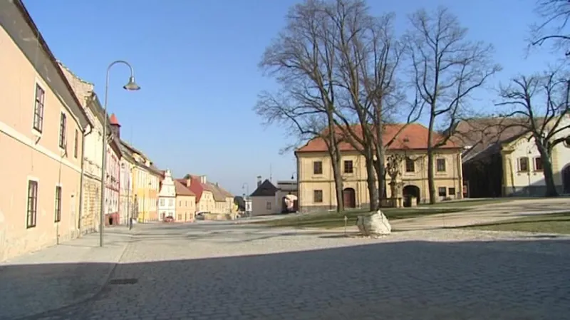 Nová pěší zóna v Opočně na Rychnovsku, spojující náměstí se zámkem, velmi rozzlobila některé místní živnostníky.
