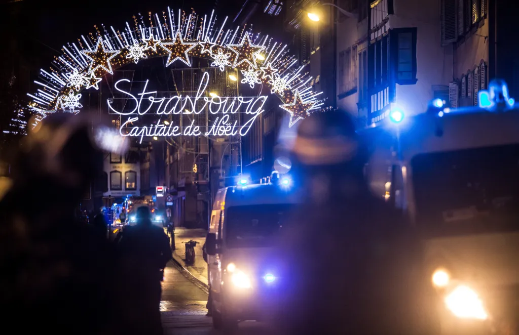 Vánoční trhy ve Štrasburku jsou pro veřejnost uzavřeny. Od včerejška v jejich blízkosti operují spíš policejní vozy