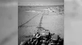 Marsovské vozítko použilo navigační kameru (Navcam) na svém stožáru pro tento pohled zpět na své stopy po dokončení jízdy v délce sto metrů