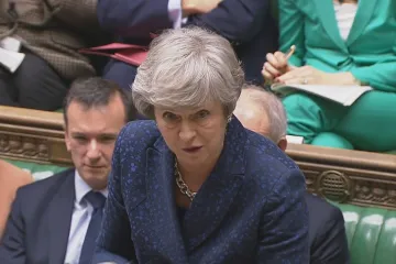 Odklad brexitu problémy nevyřeší, reagovala Mayová na dotazy poslanců