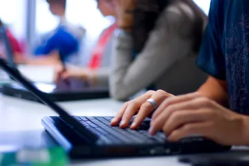 Studenti z Ukrajiny se dálkově účastní předmětů vyučovaných v Česku, doplňují si chybějící vzdělání