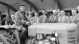 Ernesto Che Guevara v Brně jako vedoucí kubánské hospodářské delegace zkouší traktor Zetor, 1960
