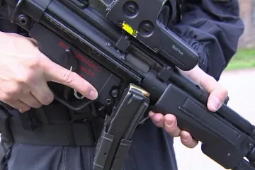 Reakce na tragédii v Brodu: Policejní hlídky v Hradci vozí v autě samopaly