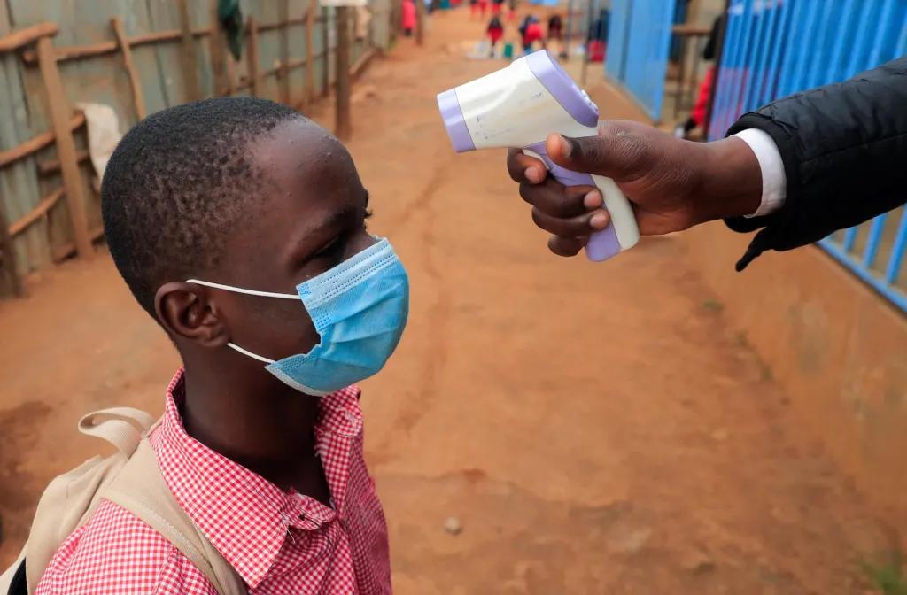 Děti se vracejí do školy v městské čtvrti Kibera v Nairobi, která je současně největším slumem v zemi, poté co promeškaly vzhledem k pandemii téměř celý školní rok