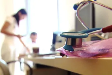 Povolané mediky v nemocnicích zaplatí kraj. Státu pak odměny přeúčtuje