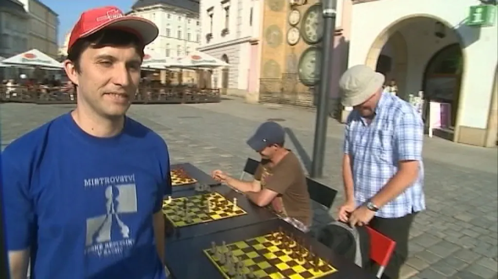 šachový velmistr Pavel Šimáček při simultánce