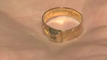 Na dně štoly našli prsten z 19. století