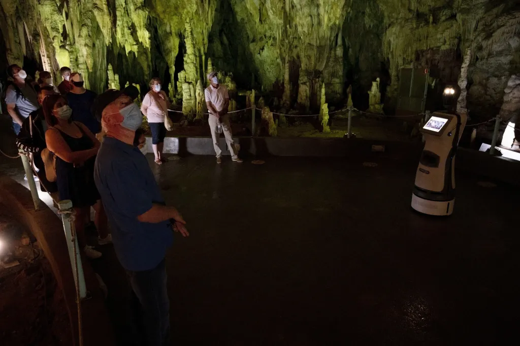 První robotí průvodce na světě, který předává informace turistům v jeskynním systému, se jmenuje Persefona. Turistům slouží v řecké jeskyni Alistrati