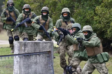 Výcvik ukrajinských vojáků v zahraničí se stupňuje. Těží z něj i západní armády
