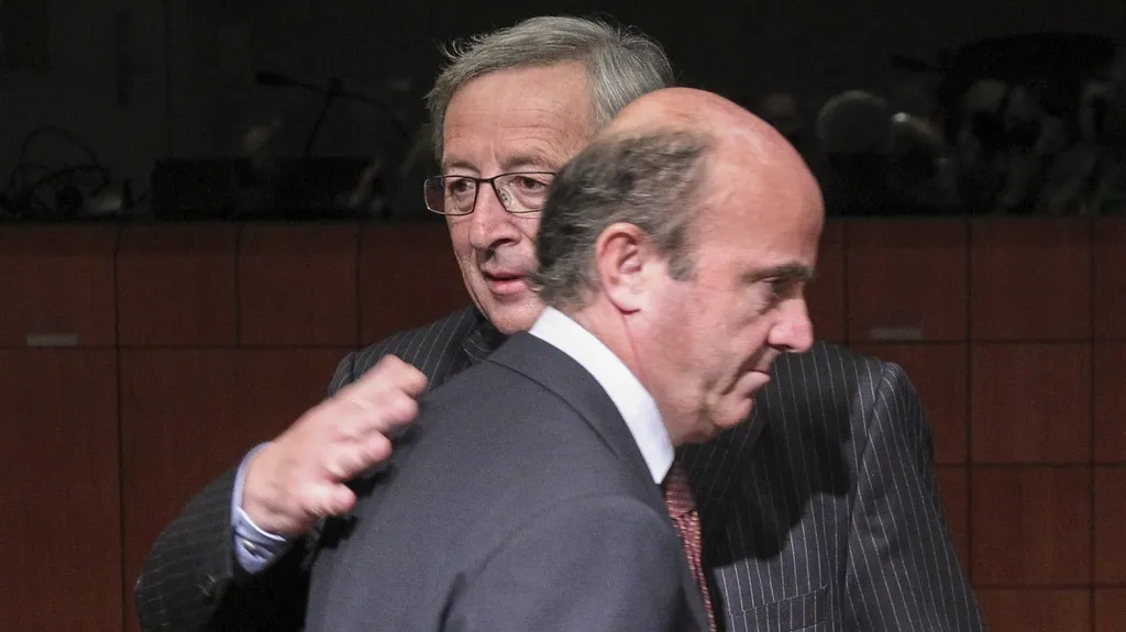 Jean-Claude Juncker a španělský ministr financí Luis de Guindos