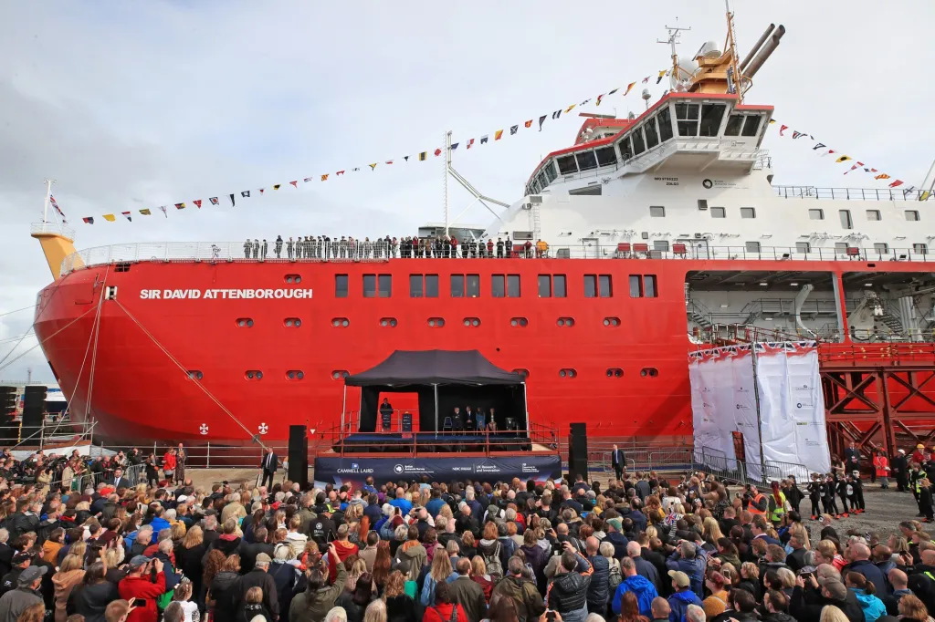 Dav lidí se shromáždil během slavnostního ceremoniálu u polární výzkumné lodi RRS Sir David Attenborough v loděnici Cammell Laird v Birkenheadu v Británii