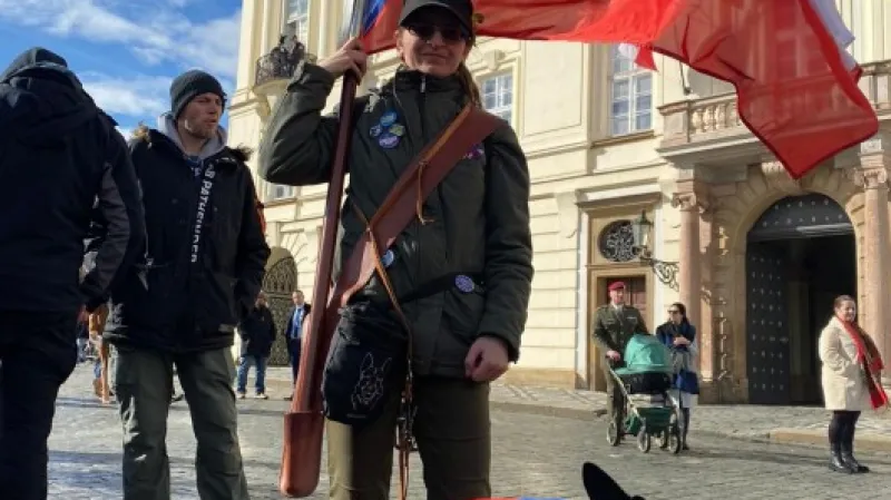 Před Pražským hradem se sešly zástupy lidí,  Autor: Klára Burešová,  Zdroj: ČT24