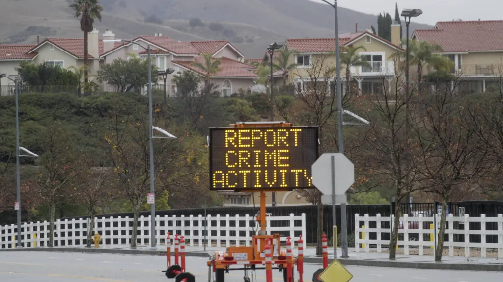 Varovná cedule na předměstí Porter Ranch