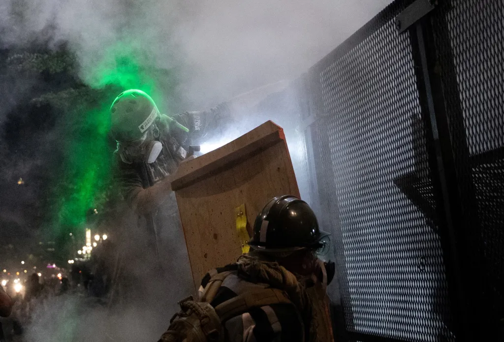 Během demonstrace proti policejnímu násilí a rasové nerovnosti v Portlandu ve státě Oregon použily federální jednotky proti demonstrantům pepřové náboje