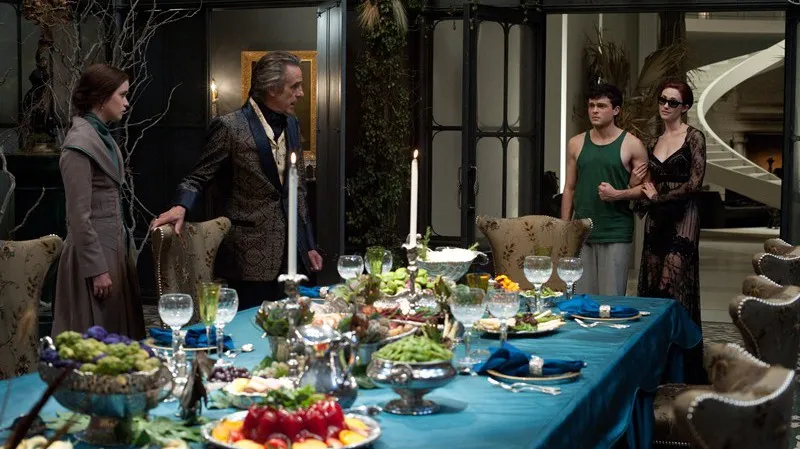 Nádherné bytosti / Emmy Rossumová, Jeremy Irons, Alden Ehrenreich, Alice Englertová