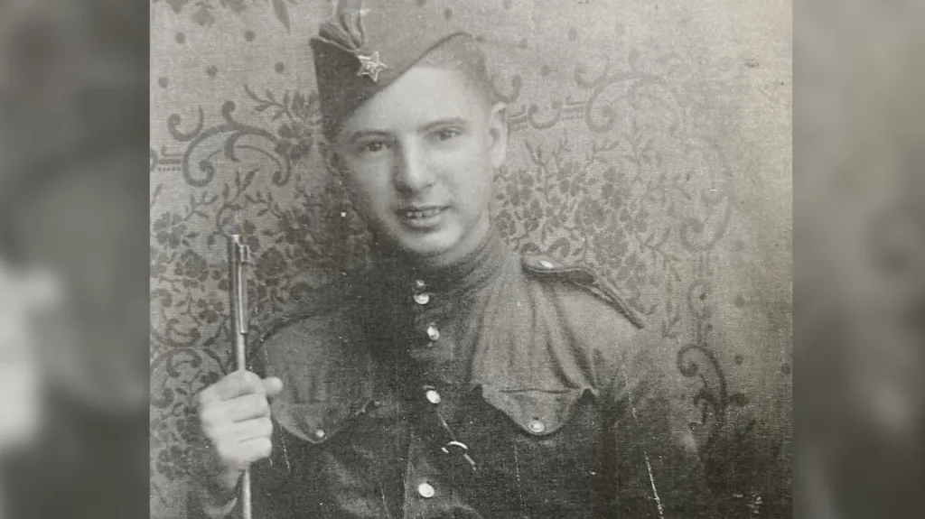 Ján Novenko v uniformě (1945)