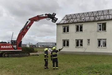 V tornádem poničených obcích bourají hasiči zdravotní středisko i hospodu. Do sbírek již lidé poslali miliardu