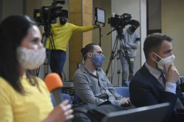 Rok s covidem změnil zpravodajství. Dělá se na dálku, novináři si osvojili nové termíny a do popředí se dostali vědci