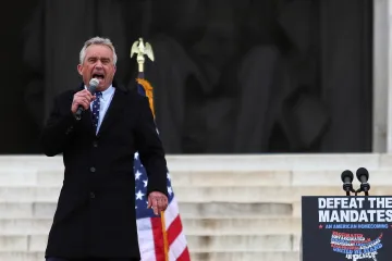 Pandemie ve světě: Podle WHO lze akutní fázi pandemie ukončit. Kennedy považuje tlak na očkování za projev fašismu