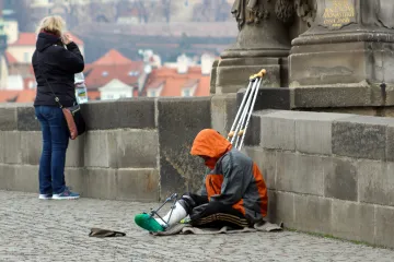 Bojovat s chudobou Praha nedovede, tvrdí NKÚ. Podle města kontroloři problematice nerozumí