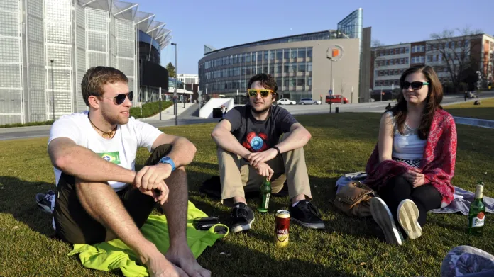Studenti Univerzity Tomáše Bati si užívají teplého počasí v parku v centru Zlína
