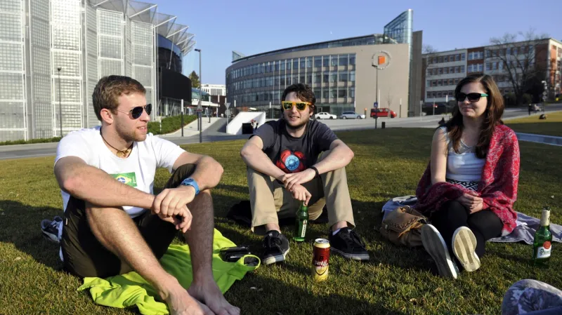 Studenti Univerzity Tomáše Bati si užívají teplého počasí v parku v centru Zlína
