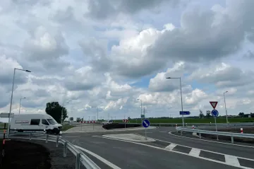Nebezpečnou křižovatku u Hodonína nahradil kruhový objezd