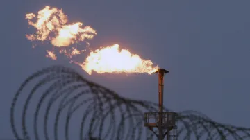 Plyn hoří na ropném a plynovém poli Južno-Russkoje