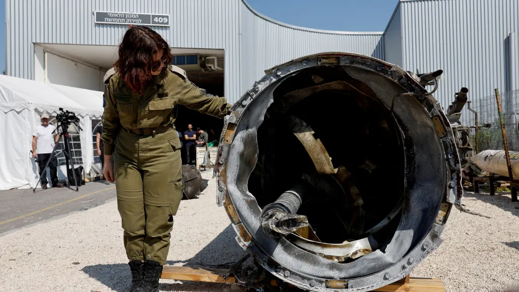 Část íránské rakety vyzdvižené po útoku na Izrael z Mrtvého moře