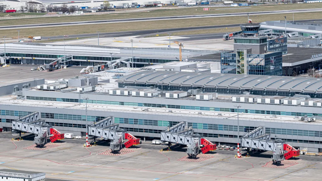 V současné době mají zákaz vstupu na území České republiky všichni přilétající cizinci, s výjimkou těch s přechodným pobytem nad 90 dnů nebo trvalým pobytem. Osobám, které vstoupí na naše území, bude nařízena povinná čtrnáctidenní karanténa, pokud nestanoví výjimky jinak.